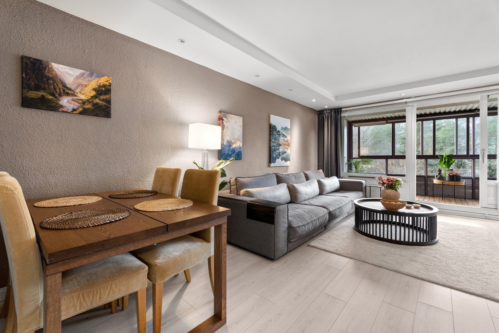 I stuen er det god plass til et spisebord. Galleribilde