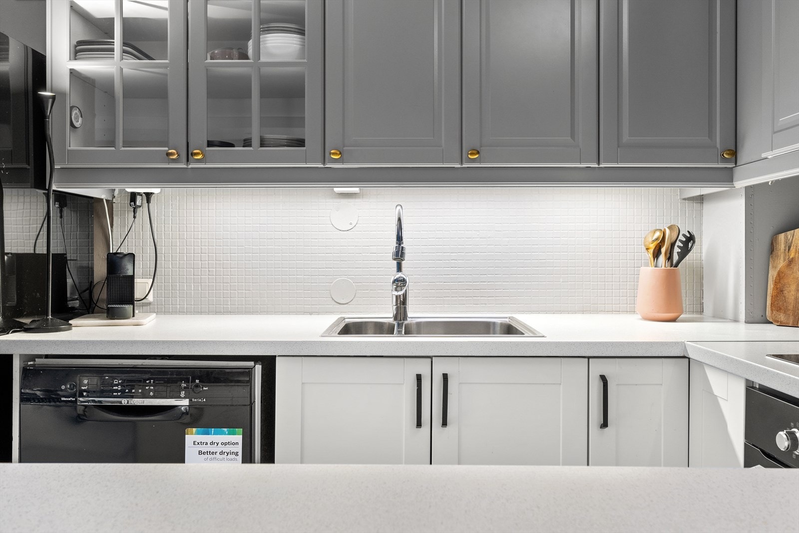 Kjøkkenet har innredning plassert i en U-form, som gir god arbeidsflyt og bra med skapplass. Galleribilde