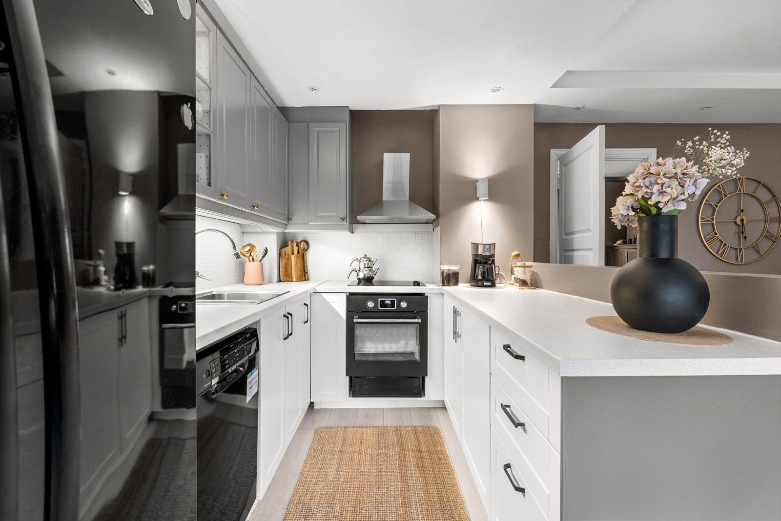 Kjøkkenet har integrert stekeovn og platetopp, samt opplegg for oppvaskmaskin og plass til side-by-side kjøleskap. Galleribilde