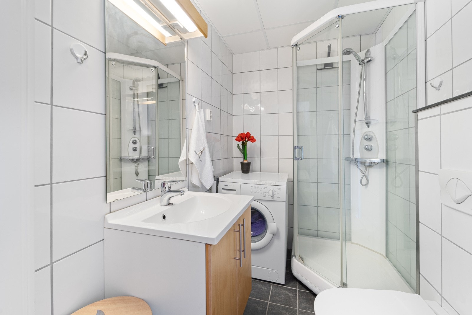Bad 1 med dusj og opplegg til vaskemaskin. Galleribilde