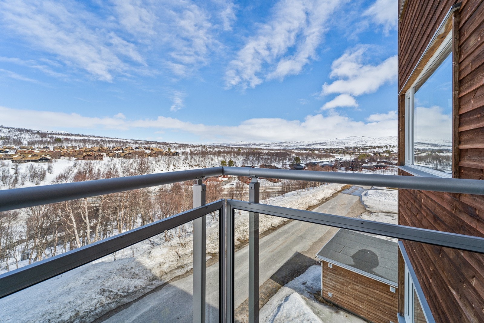 Flott solrik balkong med vid utsikt - Morgen sol og ettermiddags sol. Galleribilde
