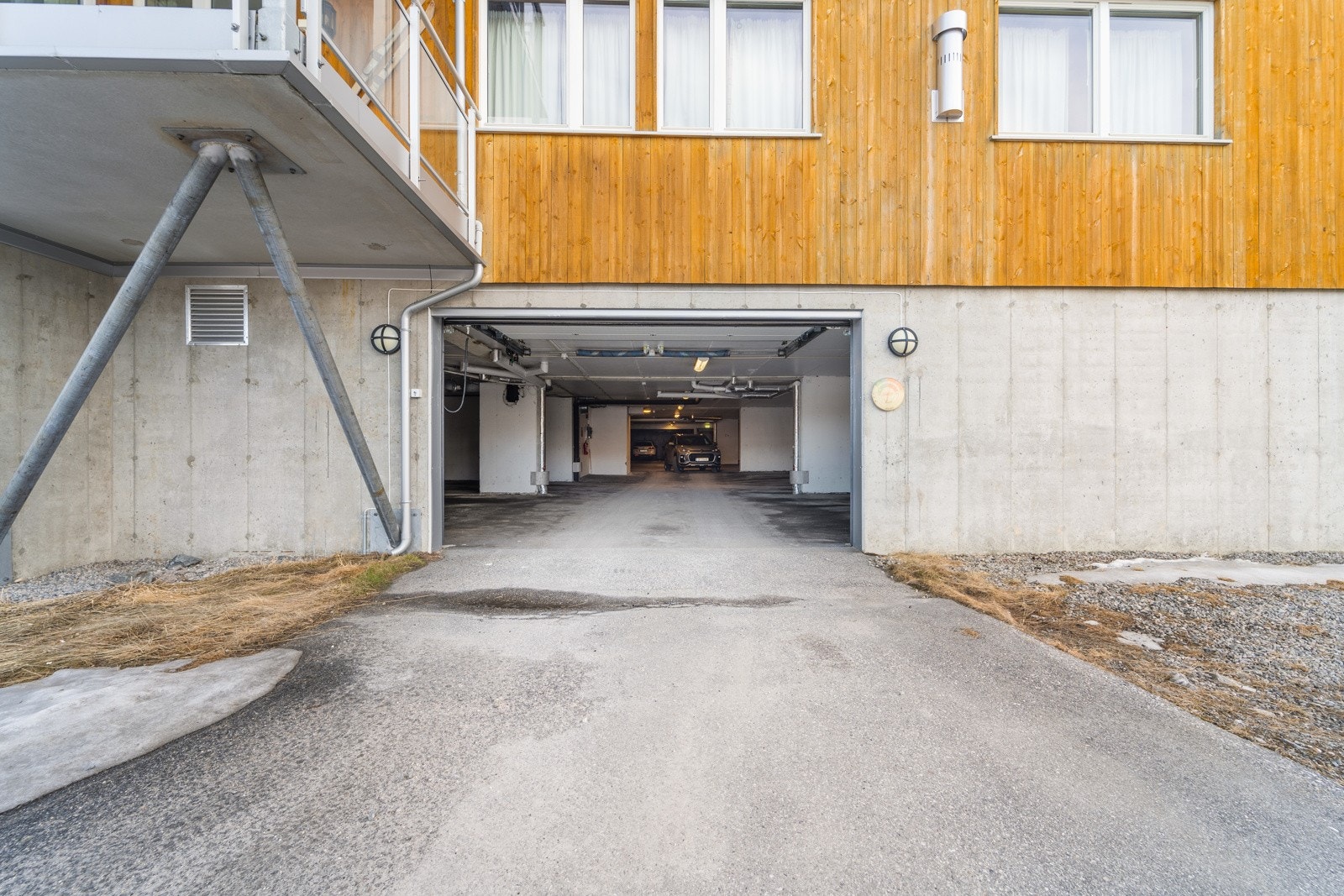 Parkering i lukket kjeller. Galleribilde