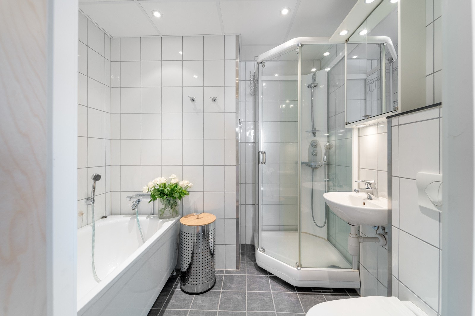 Bad 2 med dusj og badekar. Galleribilde