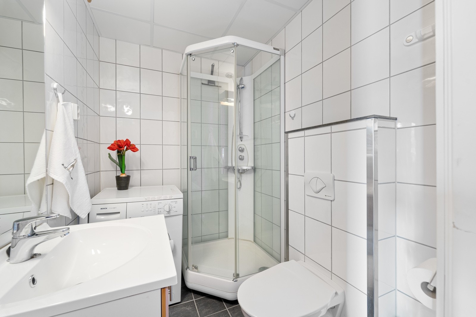 Bad 1 med dusj og opplegg til vaskemaskin. Galleribilde