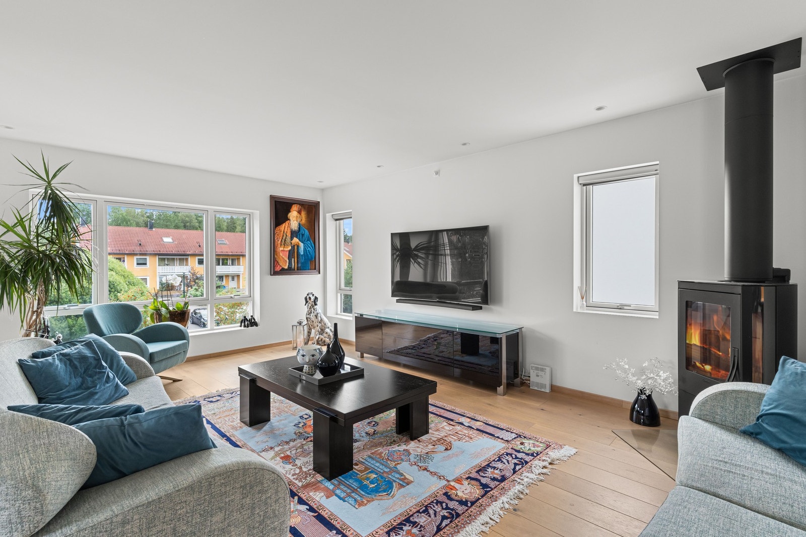 Lys og luftig stue med gode vindusflater som slipper inn rikelig med naturlig lys, også med mulighet for å bruke screens som er montert til vinduene i hovedstuen Galleribilde