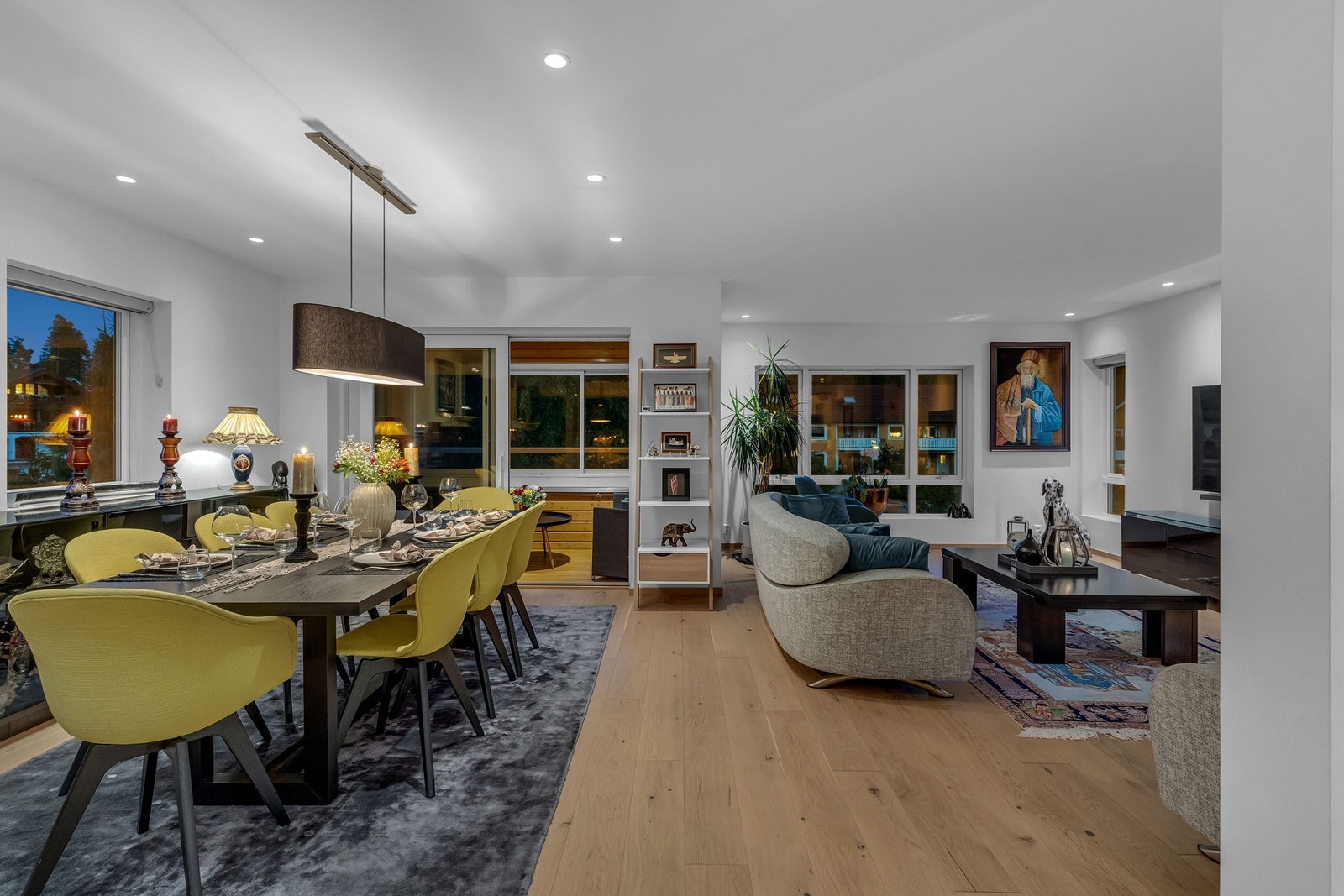 Boligen har en åpen stue-/ kjøkkenløsning som gjør rommet til et sosialt og hyggelig oppholdsrom. Galleribilde