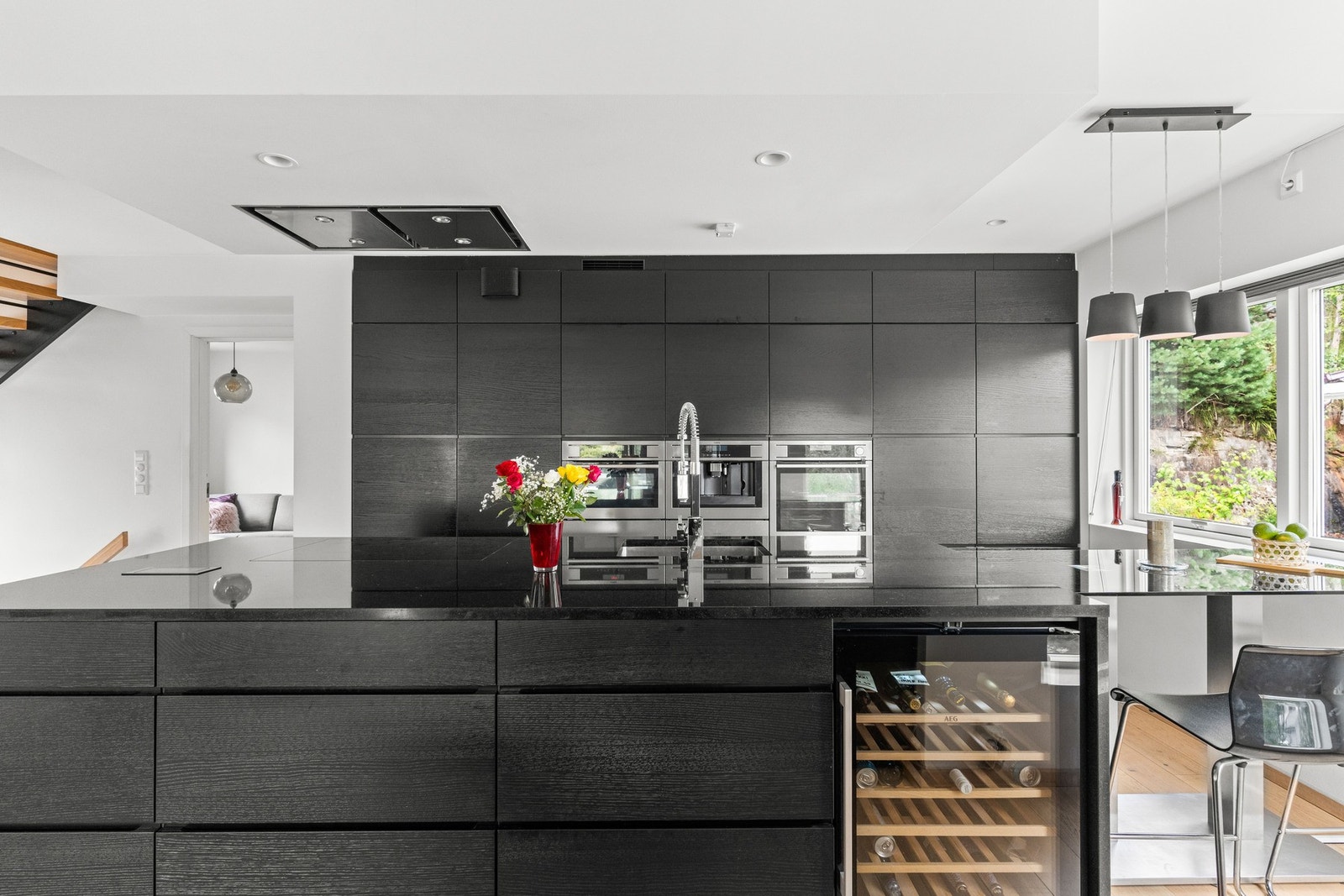 Det er også integrert et vinskap i innredningen. Galleribilde