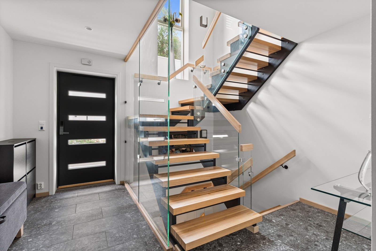 Velkommen inn! Her er det god plass til å henge fra seg både sko og yttertøy. Galleribilde