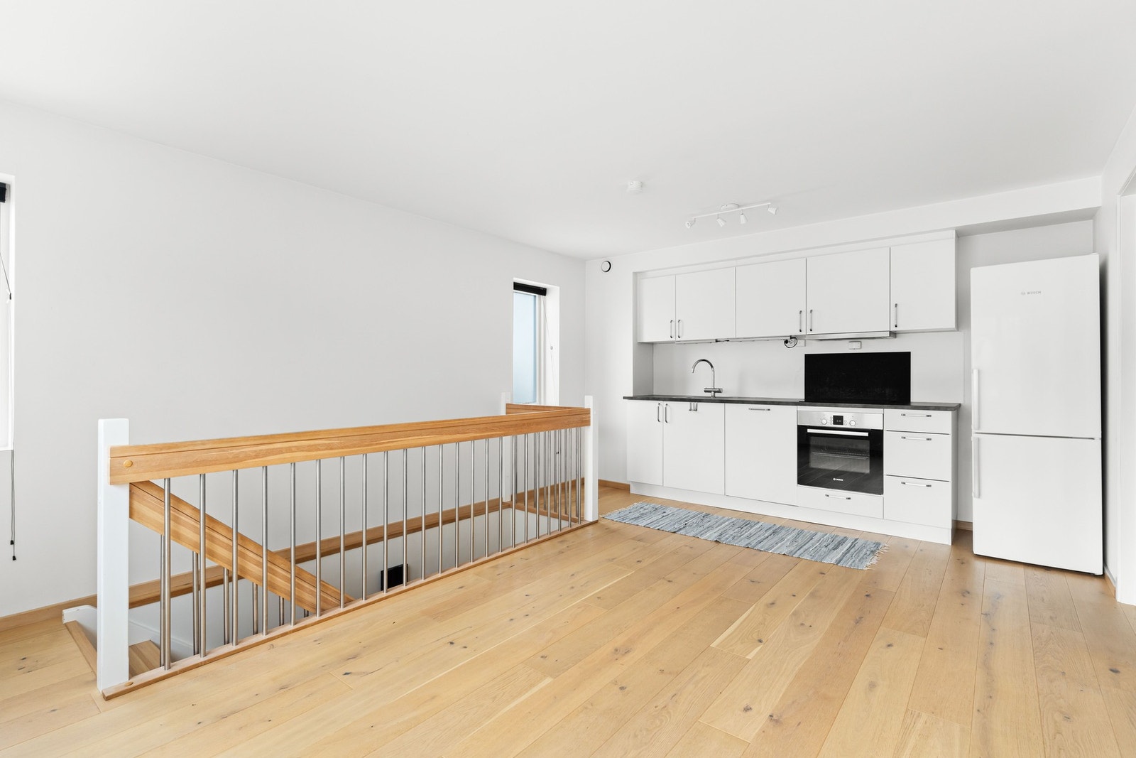 Kjøkkenet er fra byggeåret 2017 med glatte fronter, benkeplate av laminat og nedsenket oppvaskkum med ettgreps armatur. Mellom benkeplate og overskap er det malte flater. Benkeskapsbelysning og stikkontakter under overskap. På kjøkkenet er det frittståend Galleribilde