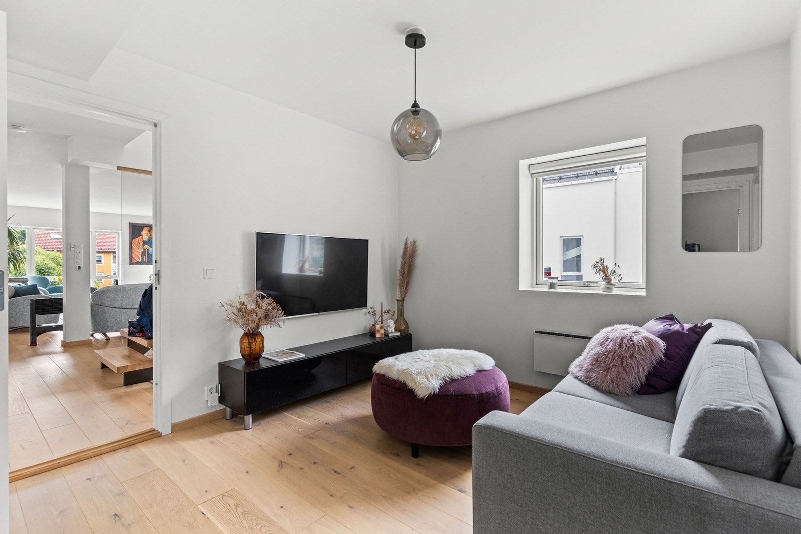 Hyggelig TV-stue med god plass til sofa, tv og mediemøbler. Galleribilde