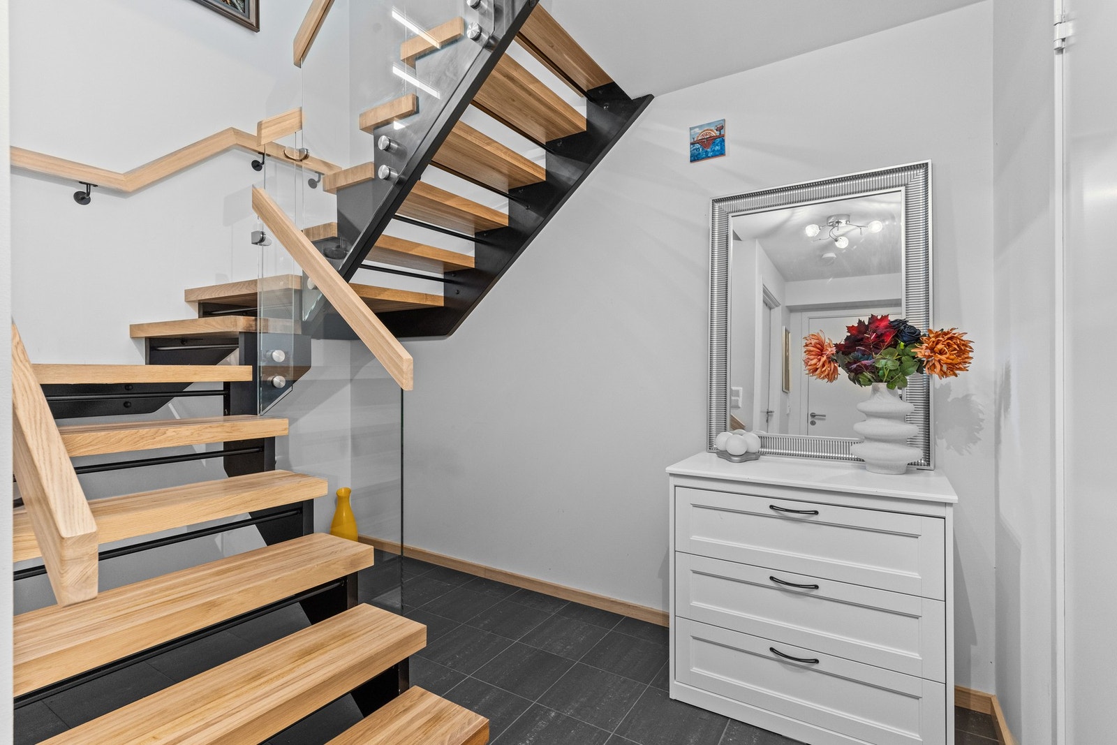 I underetasjen finner du to boder, et vaskerom og adkomst til garasjen. Galleribilde