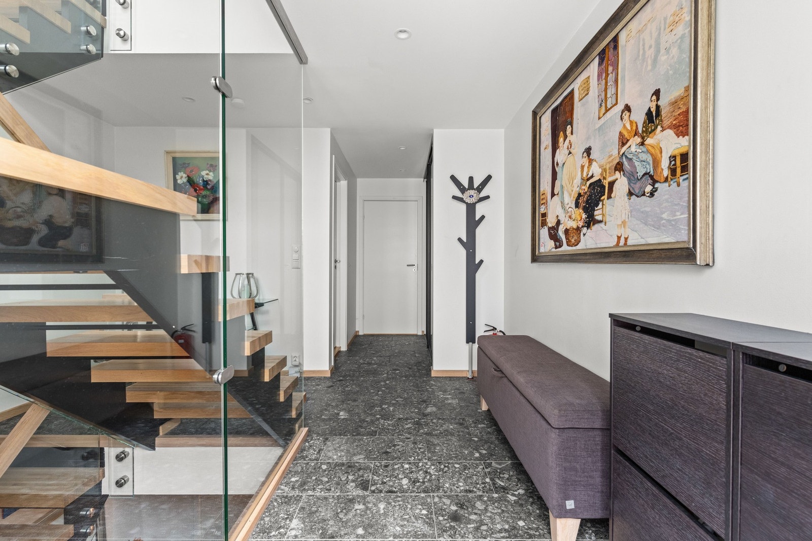 Gulvflater er belagt med parkett og fliser med varme i entreén, samt hvitmalte slette vegger og himling. Galleribilde