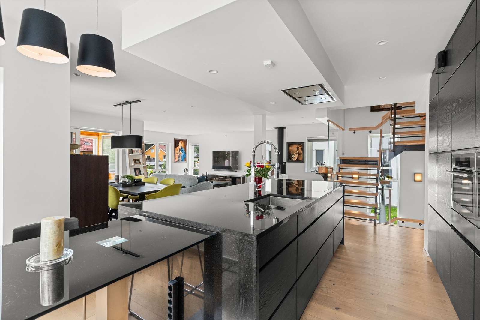 Kjøkkeninnredningen hars profilerte fronter, lekker benkeplate av hel granitt og nedsenket oppvaskkum med ett-greps armatur. Galleribilde