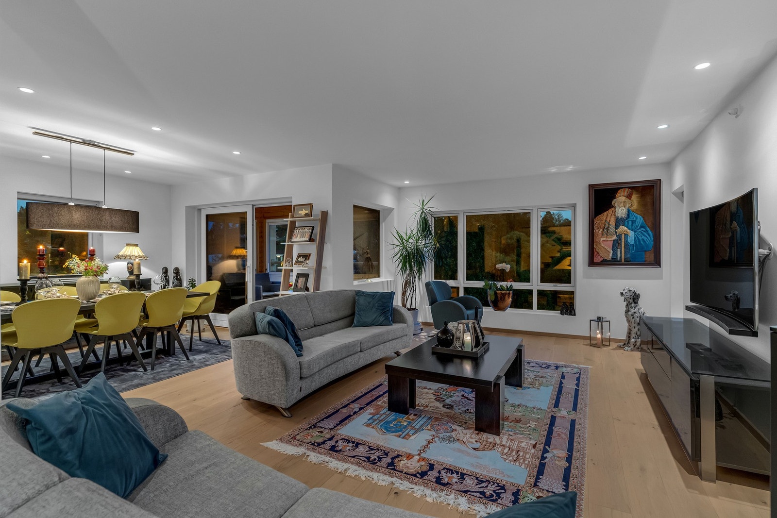 Stuen lar seg også enkelt inndele i ulike soner, med god plass til både spisegruppe og sofagruppe. Galleribilde