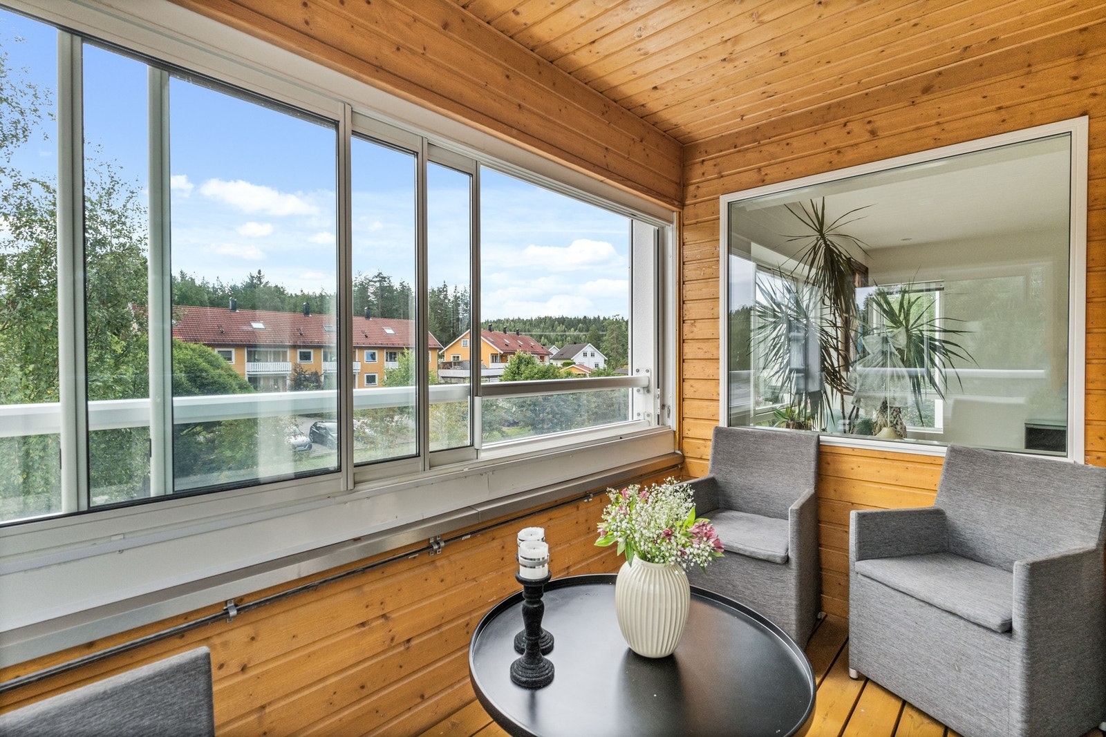 Fra stuen er det utgang til innglasset balkong på 7 m². Galleribilde