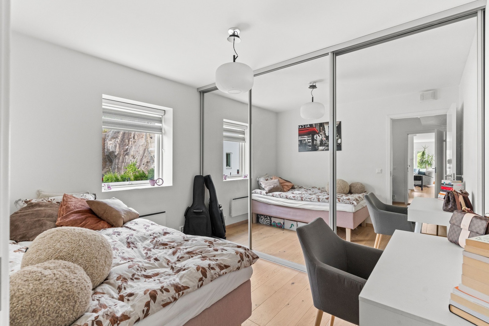 Etasjen har to gode soverom med god plass til seng med tilhørtende møblement. Galleribilde