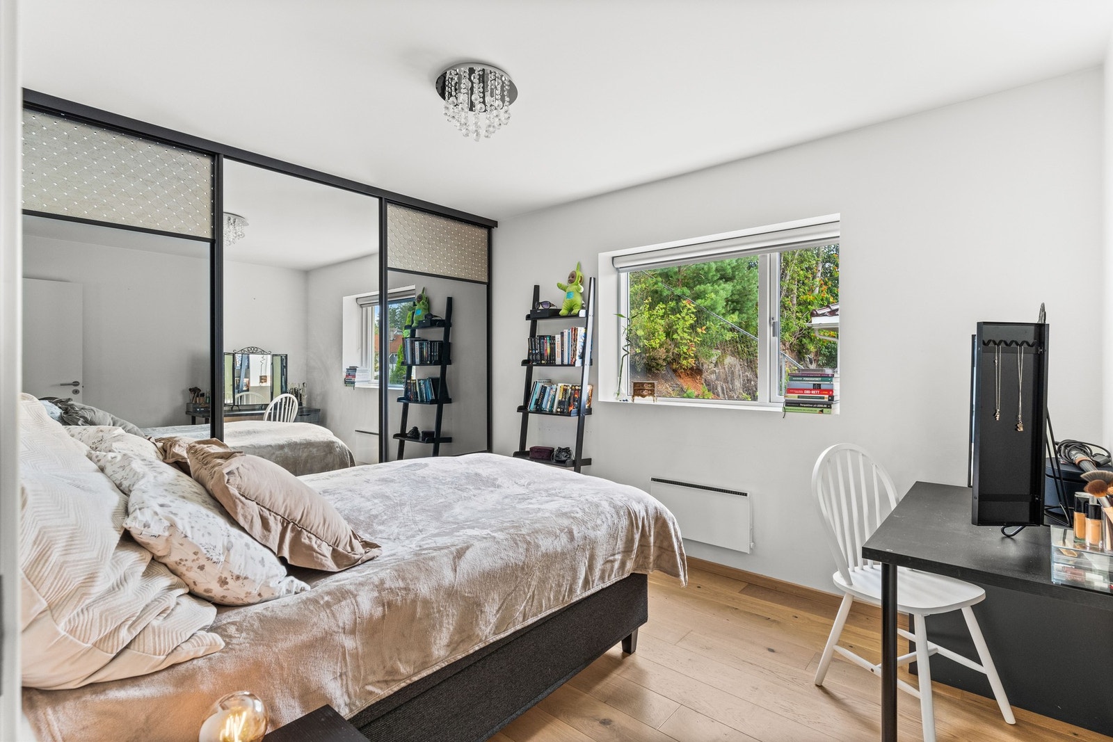 Begge soverommene har store garderobeskap med store speilflater som gir rommet en åpen følelse. Galleribilde