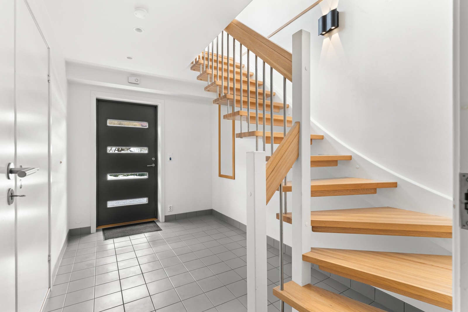 Fra trappen i underetasjen tar vi oss opp til stuen og kjøkkenet i utleiedelen. Galleribilde