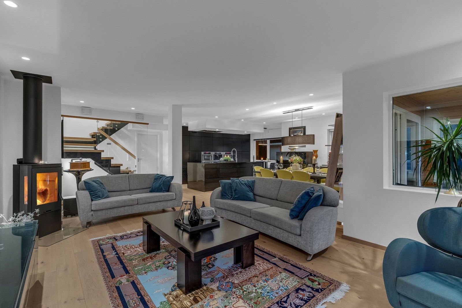 Fra boligen er det umiddelbar nærhet til buss og kort vei til sentrum av Lørenskog. Galleribilde