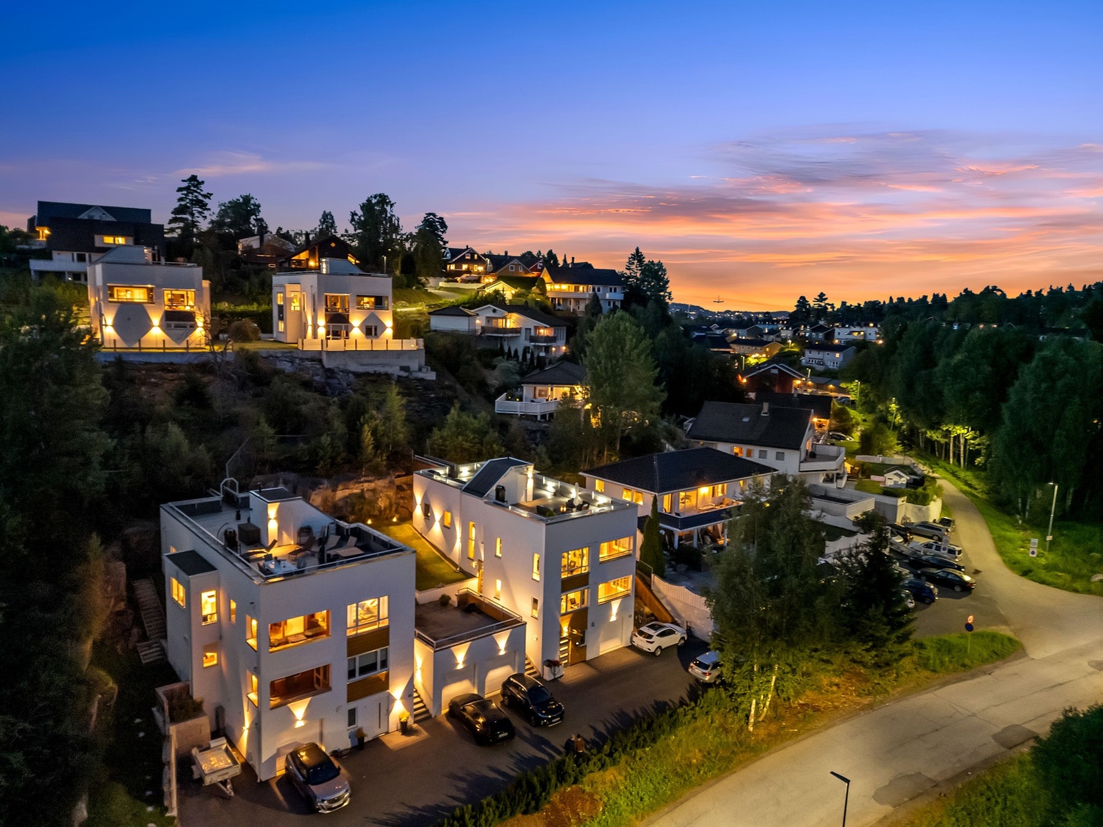 Planløsningen går over tre plan i tillegg til en 119 kvm takterrasse! Galleribilde
