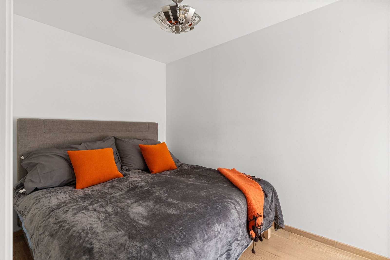 I boligens første soverom er det god plass til en dobbeltseng med tilhørende møblement. Galleribilde