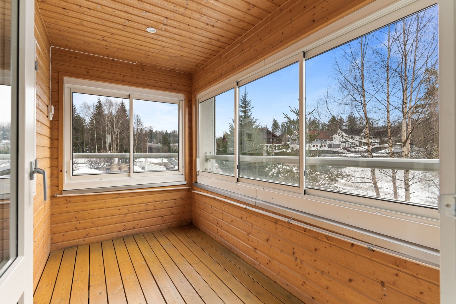 Fra stuen er det utgang til en egen innglasset balkong på 7 m². Galleribilde