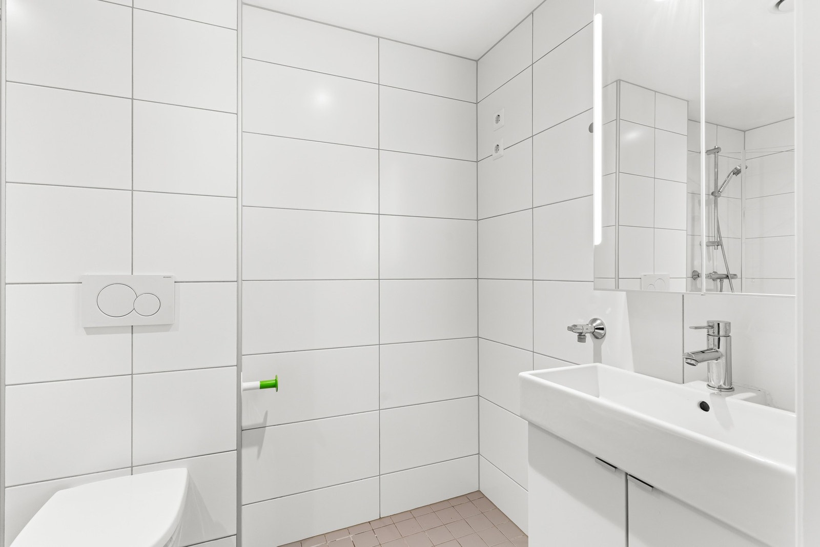 Badet er fra byggeåret 2017, med flislagt gulv med varme og flislagte vegger. Nedsenket himling med malt flate og downlights. Galleribilde