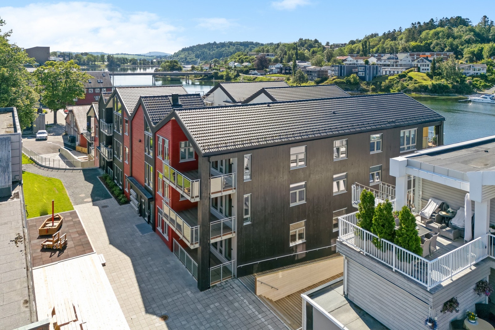 Moderne og helt ny leilighet helt nede ved bryggen. Parkering i p-kjeller. Galleribilde