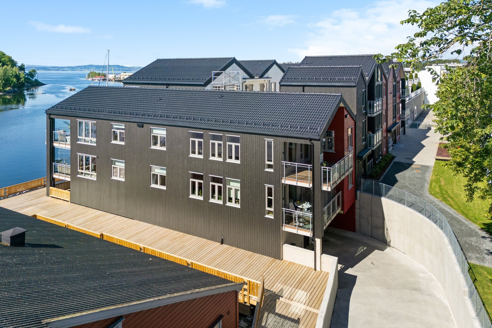 Rundt bygget har man tilgang brygge. Galleribilde