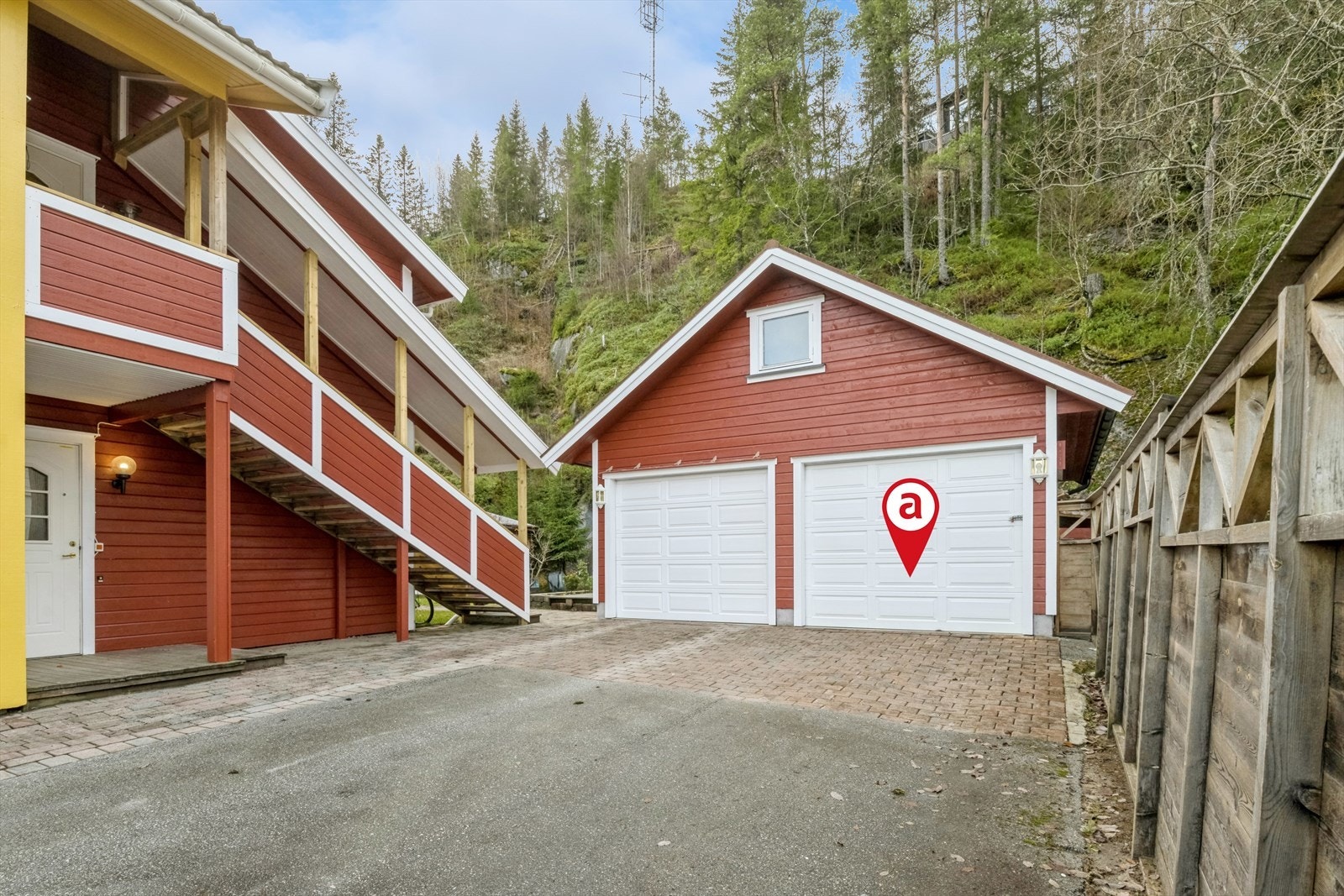Garasje med lagring på deler av hems. Galleribilde