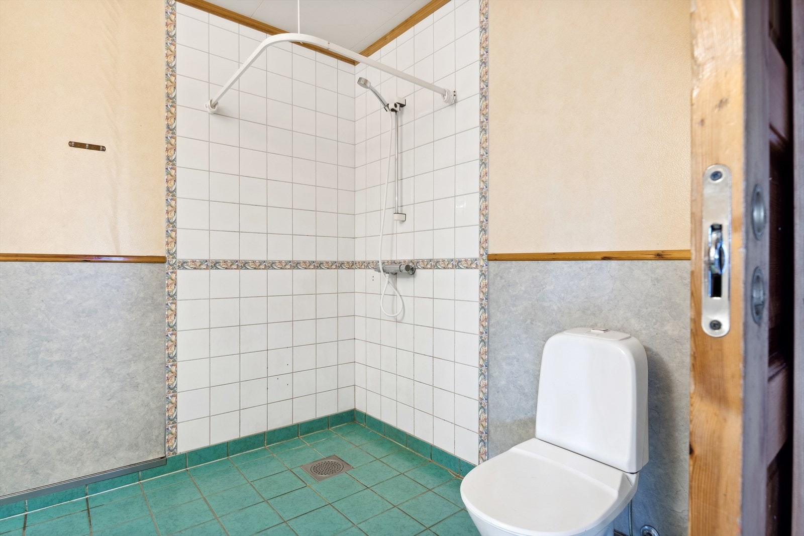 Bad med standard fra byggeår. Badet har behov for renovering TG3. Galleribilde