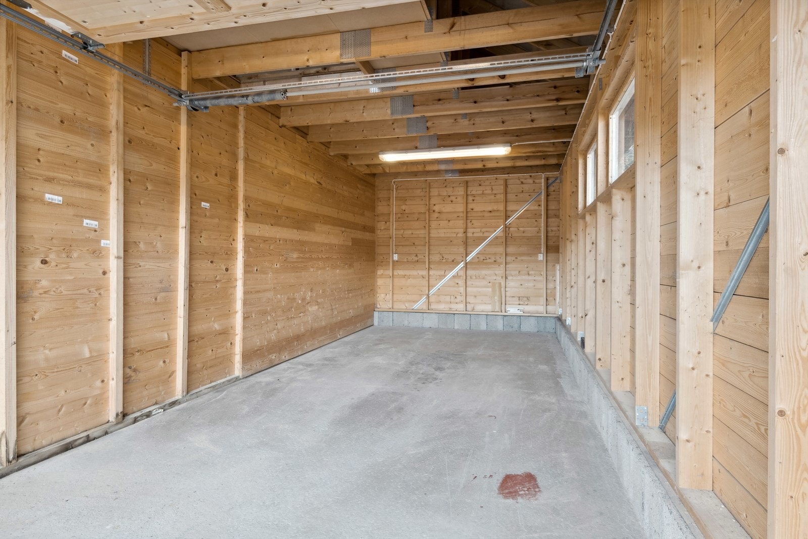 Garasje med lagring på deler av hems. Galleribilde