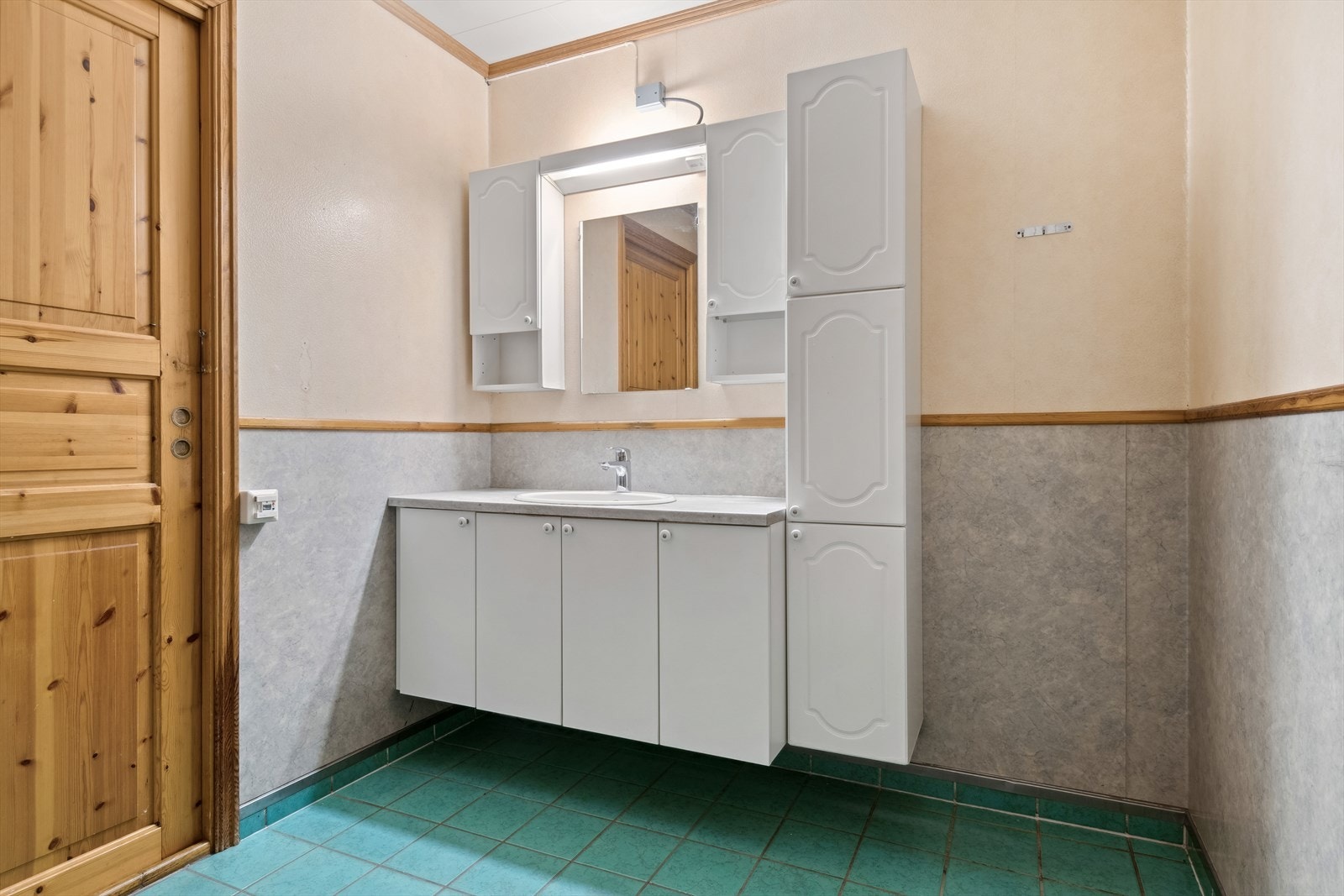 Bad med standard fra byggeår. Badet har behov for renovering TG3. Galleribilde
