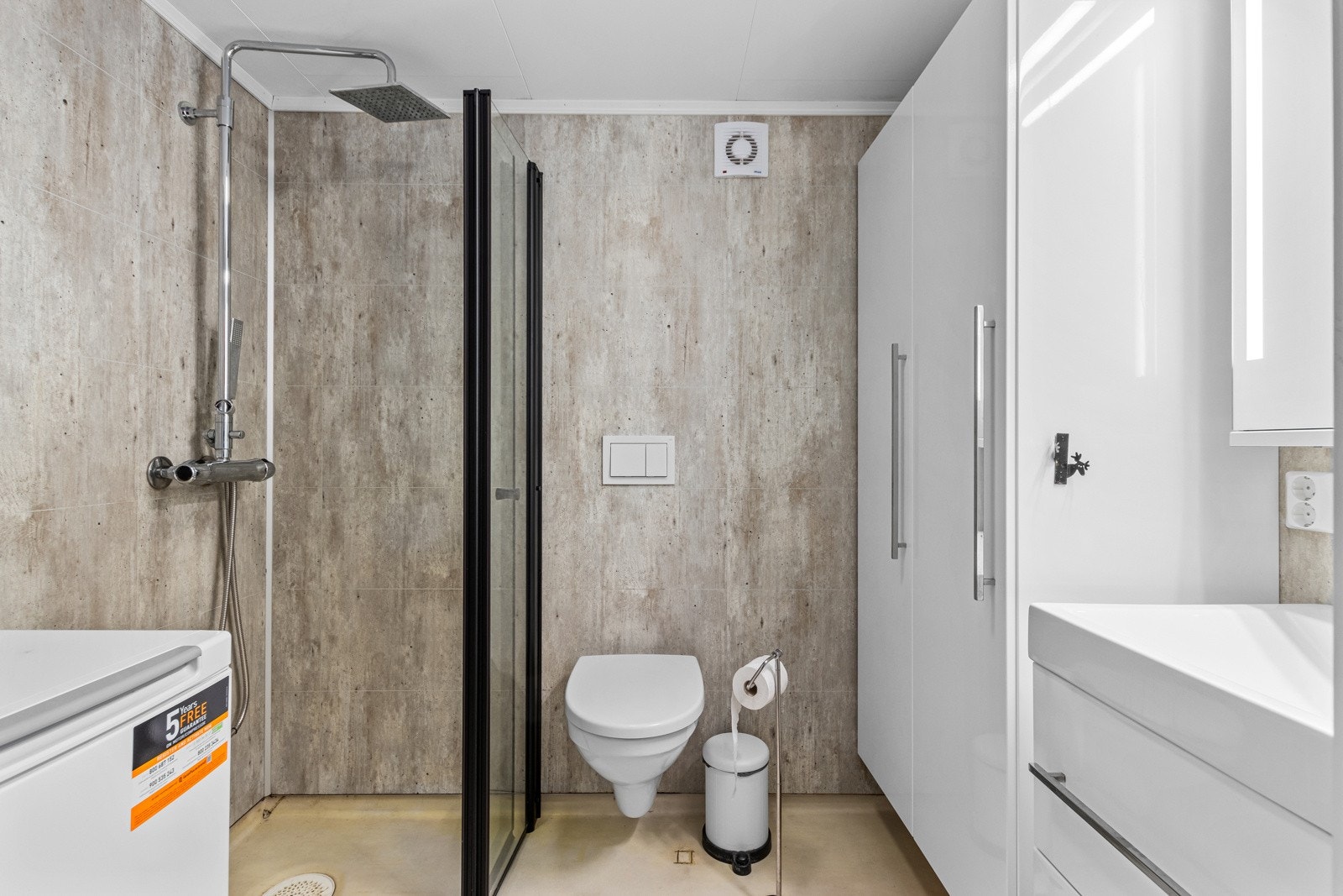 Bad i hybel. Galleribilde