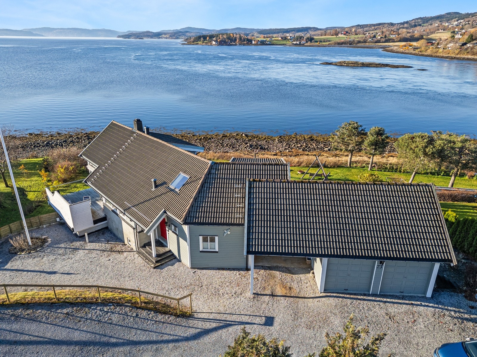 Godt med plass for parkering, både på gårdsplass, i carport og i dobbeltgarasje. Galleribilde