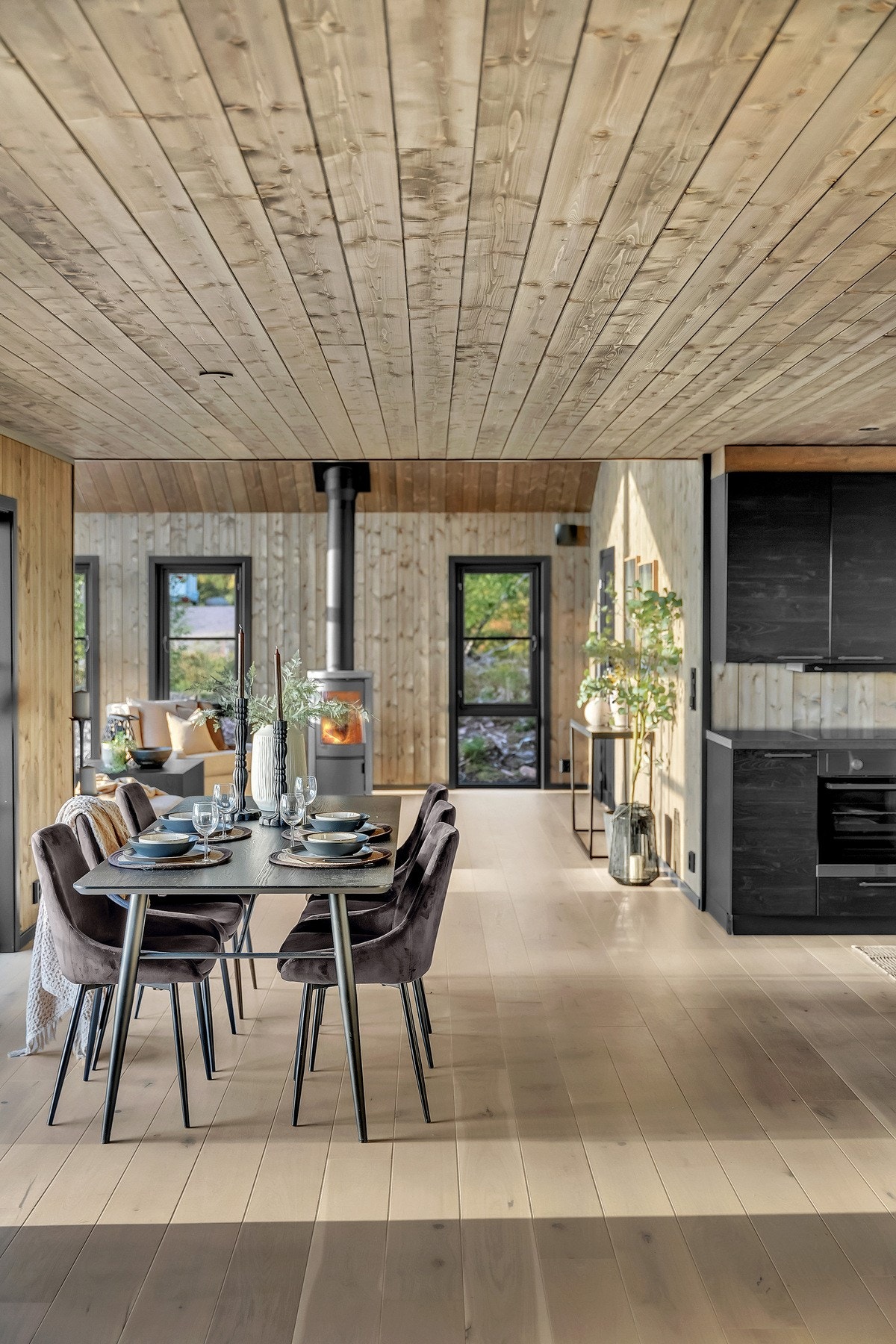 Den åpne løsningen mellom stue og kjøkken skaper en sosial atmosfære under matlagingen. Galleribilde