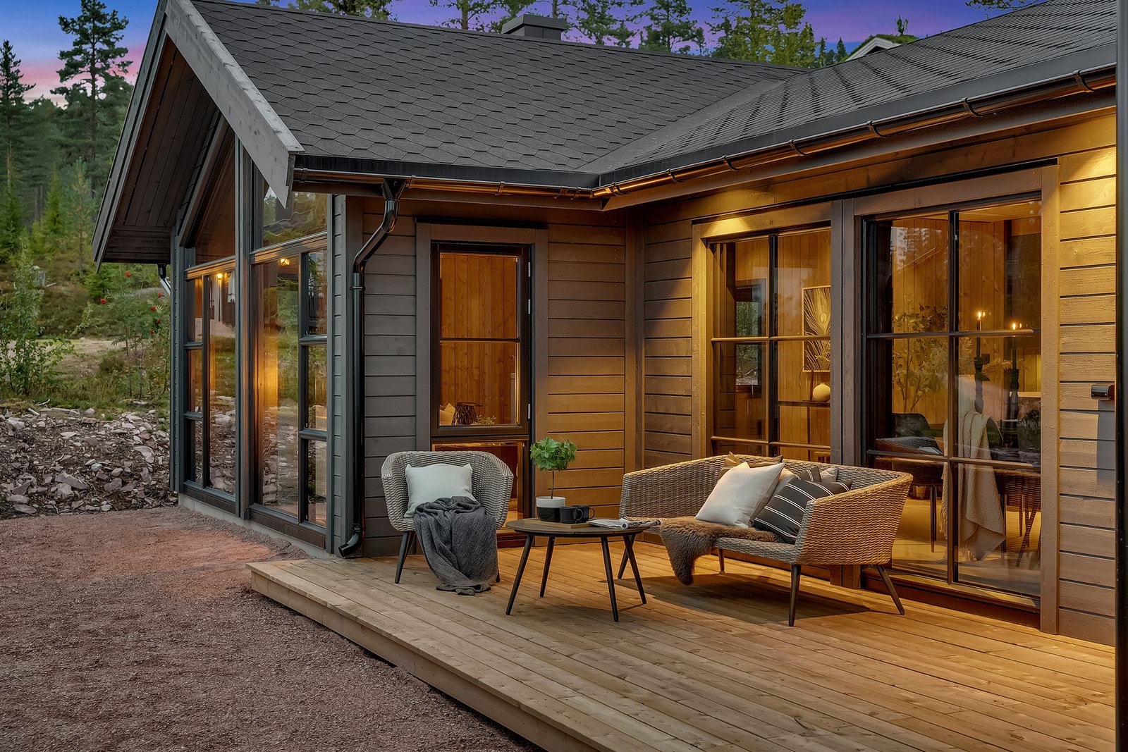 Her er det åpen stue og kjøkkenløsning, og fra stuen slippes det inn rikelig med naturlig lys fra store vindusflater. Galleribilde