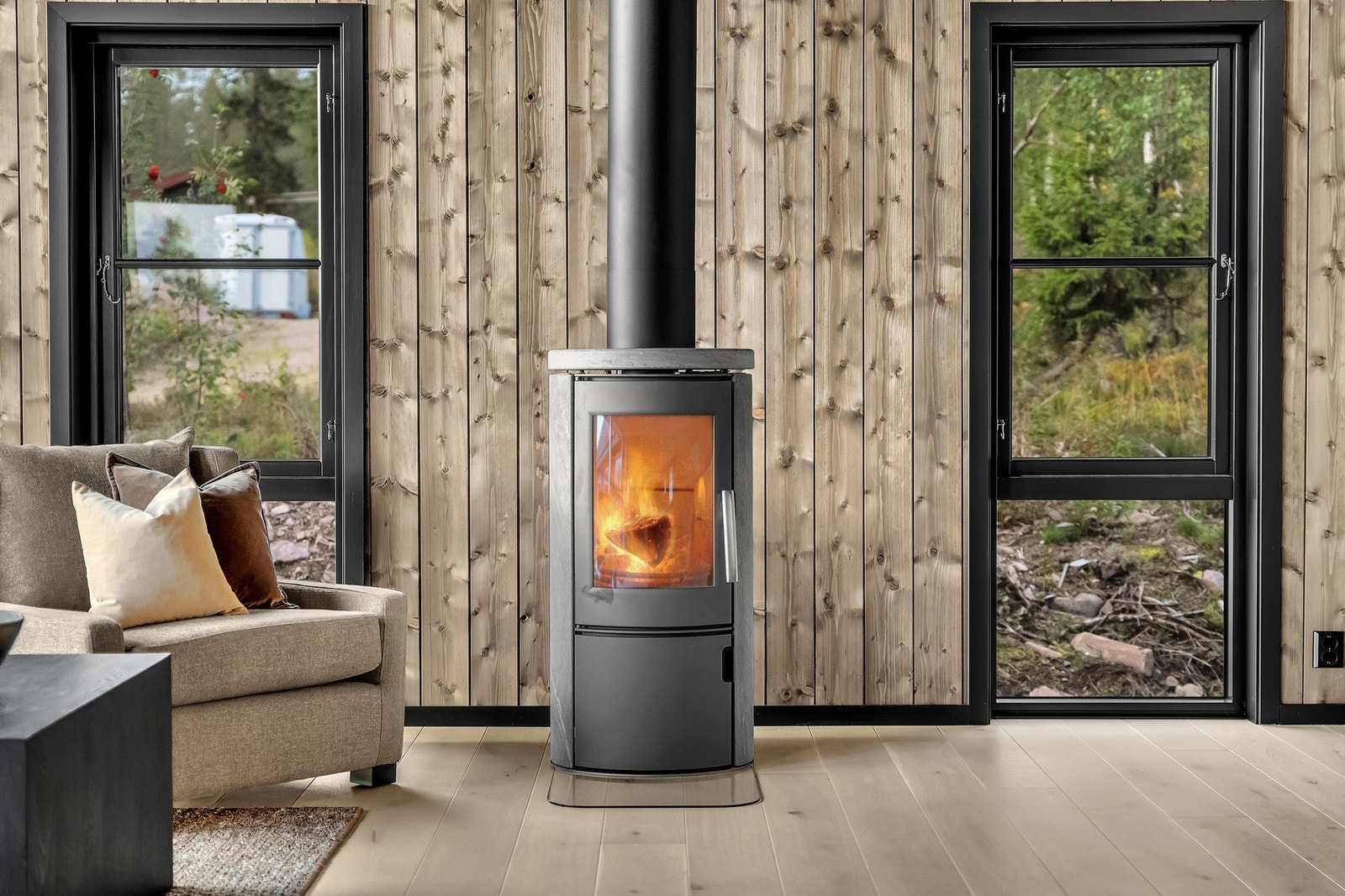 En peis i stuen skaper både varme og hygge på kalde dager. Galleribilde