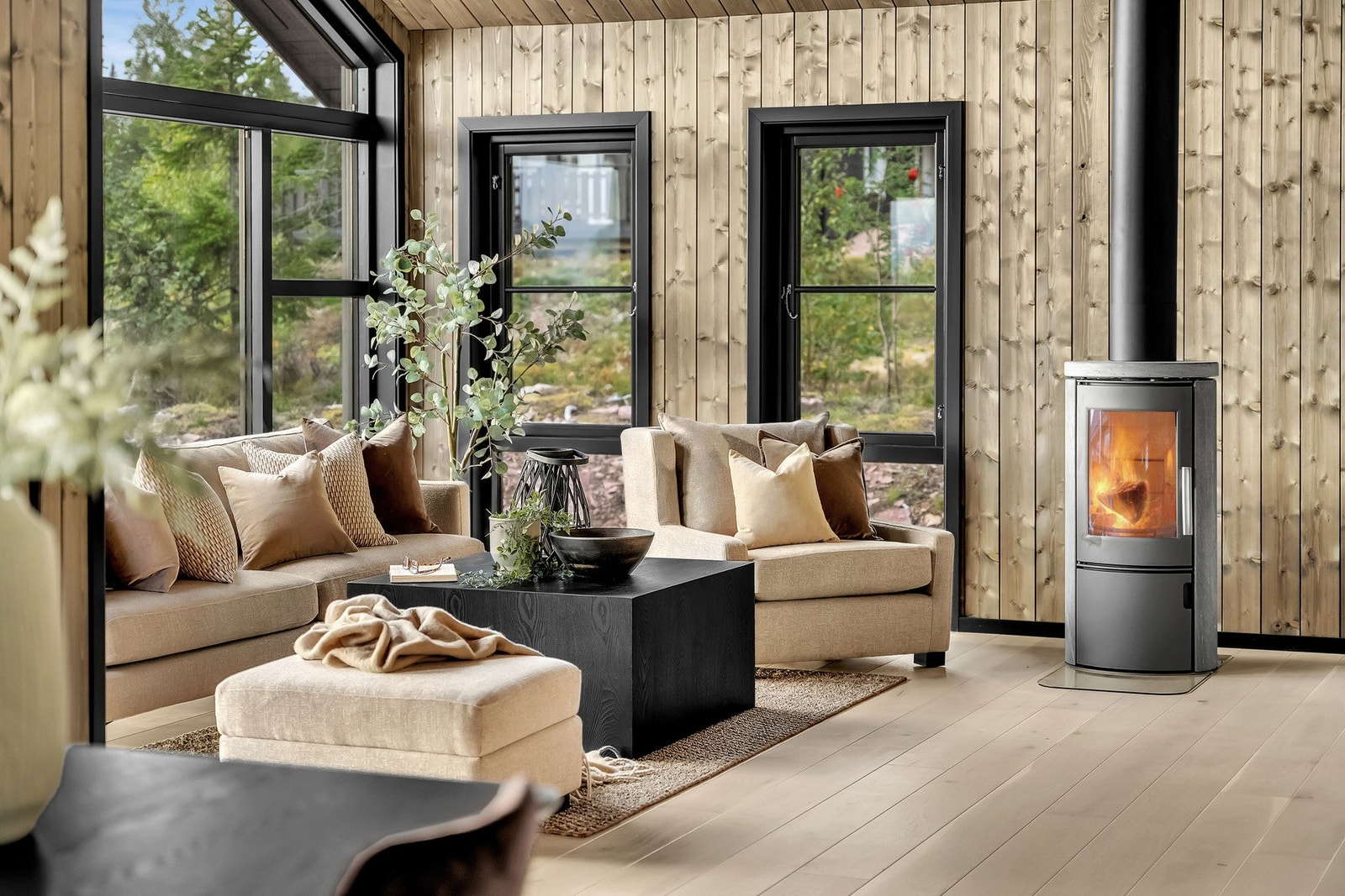 Rommet har trevegger, skrå himling og det samme eksklusive eikegulvet som i kjøkkenet. Galleribilde