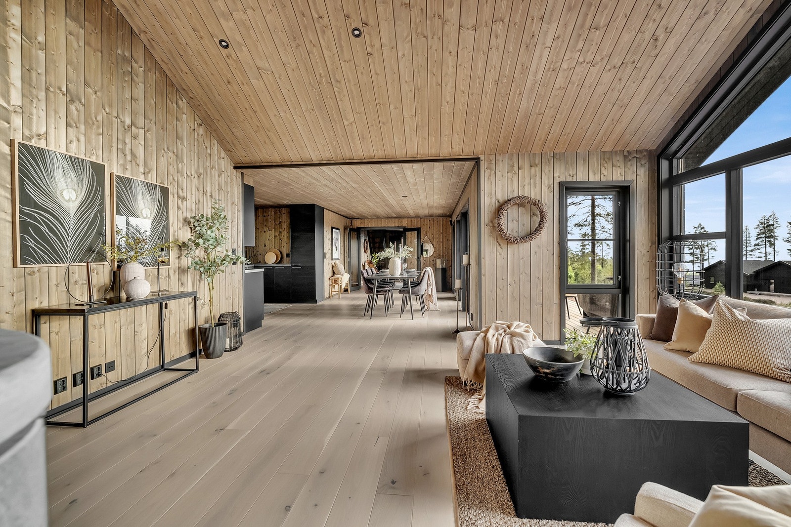 I tilknytning til stuen er det plass til en spisestue med utgang til terrassen. Galleribilde