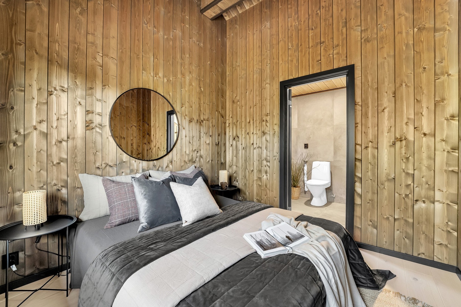 I hytta er det totalt 5 soverom, 4 i første etasje og 1 på hemsen. I den ene delen av hytten er det masterbedroom med suiteløsning. Et stort soverom og god takhøyde. Galleribilde