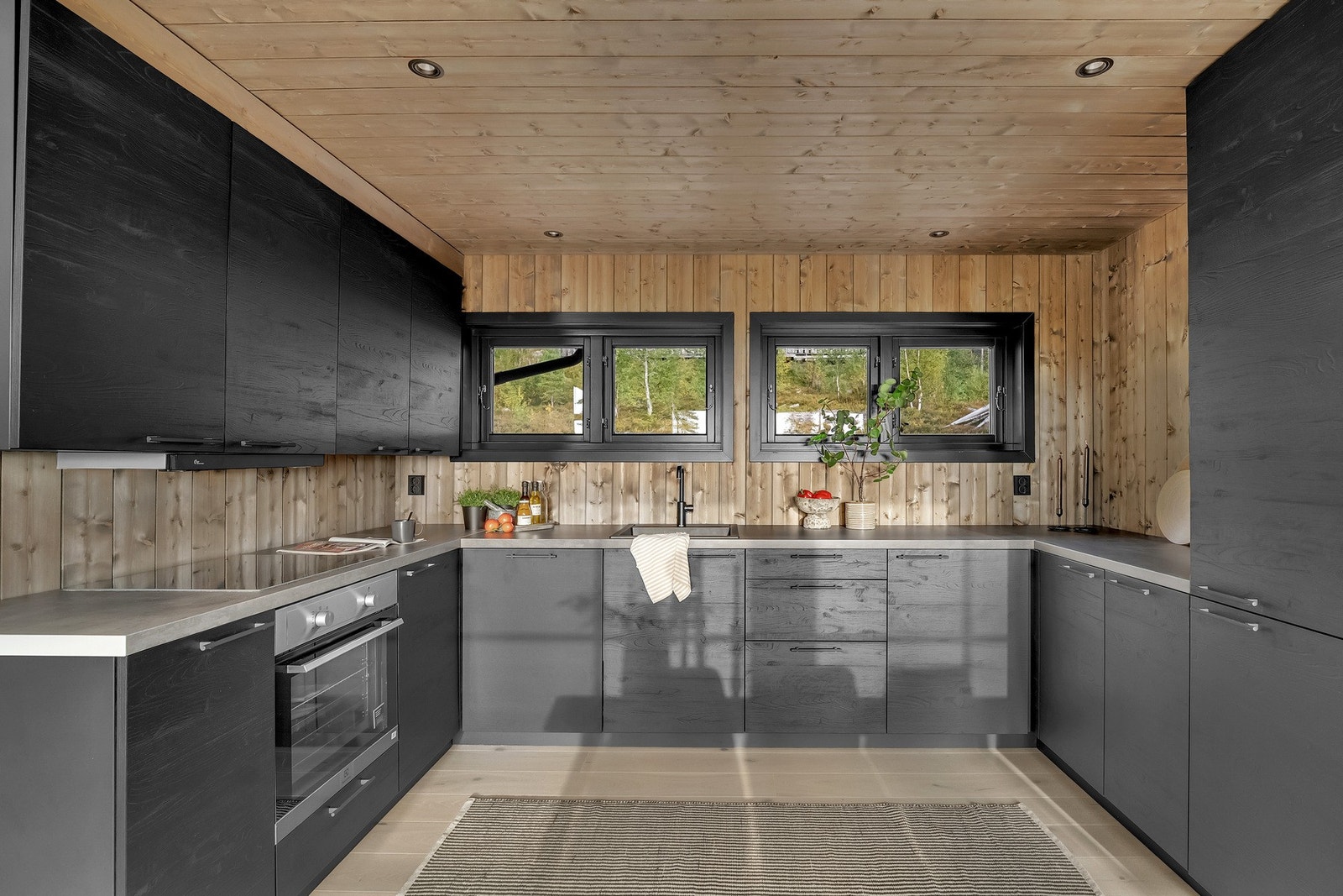 Kjøkkenet er fullt integrert med kjøleskap og frysedel, stekeovn, platetopp, nedfelt oppvaskkum med ettgreps armatur, oppvaskmaskin og ventilator med kullfilter. Galleribilde