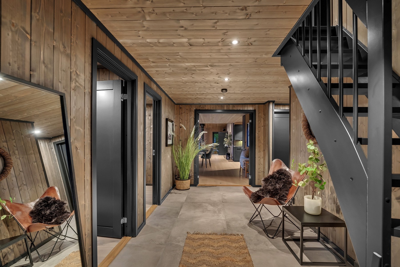 Hytten har en terrasse med gode solforhold. Oppvarming skjer ved elektrisk gulvvarme i første etasjen, og det er parkering på egen gårdsplass. Galleribilde