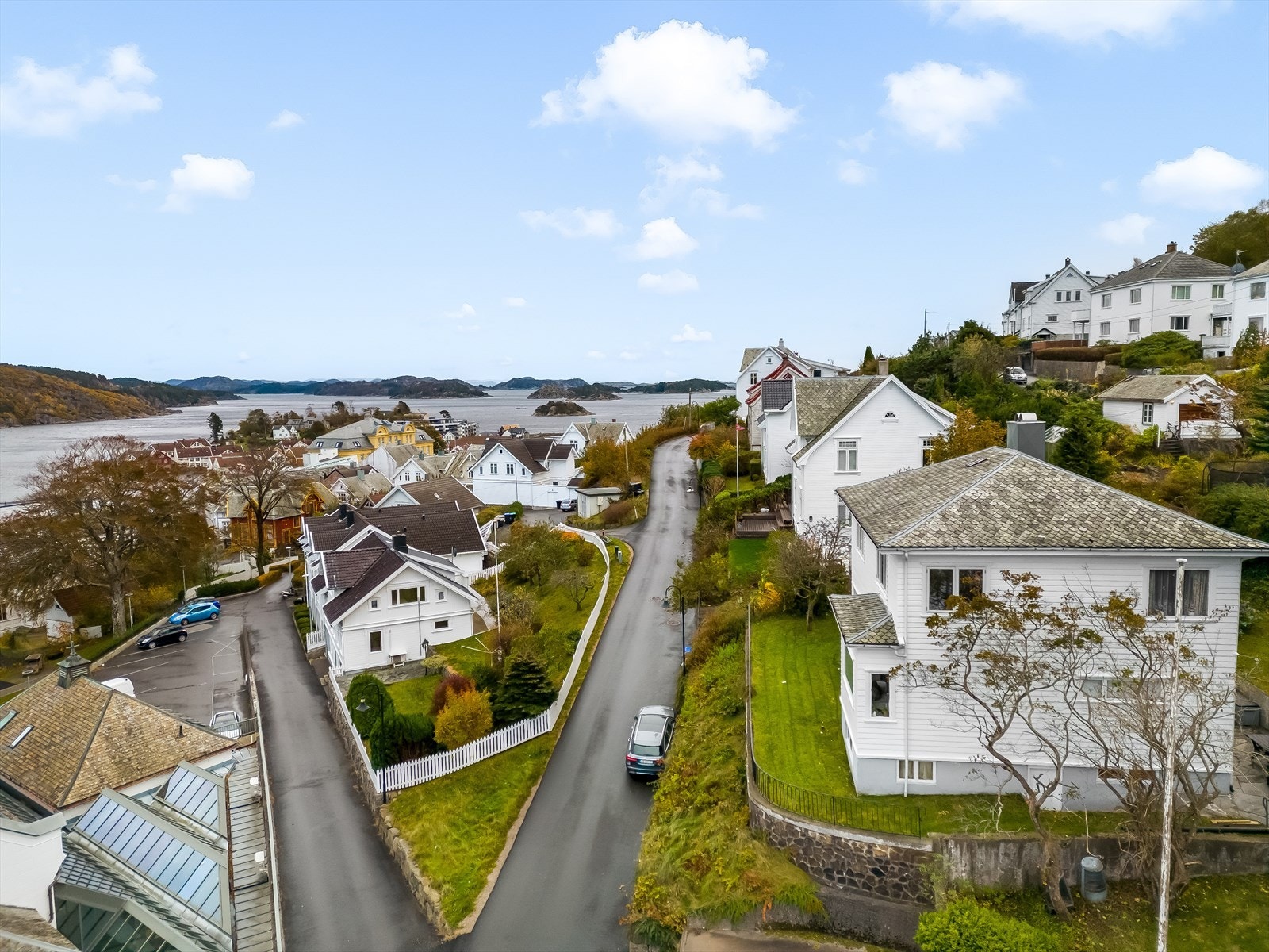Eiendommen ligger på en høyde over veien, slik at innsynet fra veien blir minimal. Galleribilde
