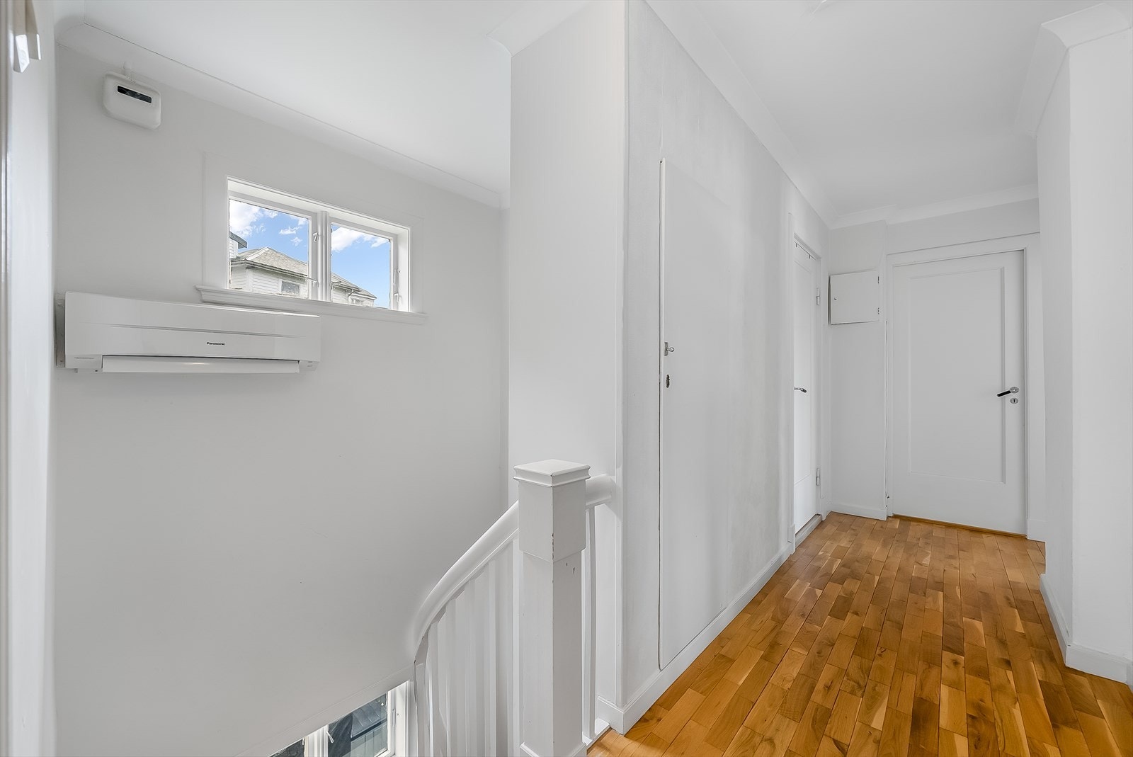 Trappen fører opp til en mellomgang i 2. etasje. Her er montert en varmepumpe. Galleribilde