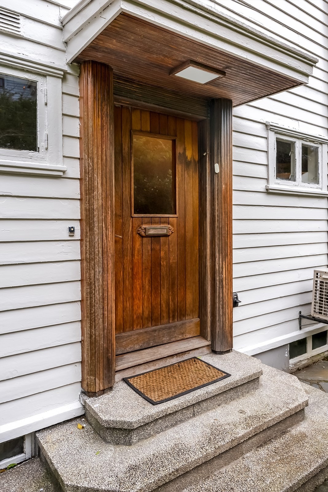 Original inngangsdør med brevinnkast. Galleribilde