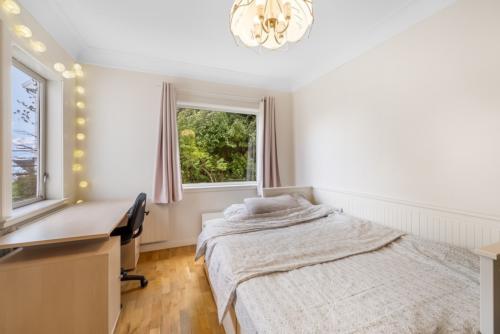 Rom i 1. etasje innredet som soverom. På originale tegninger er rommet betegnet som stue. Soverom 1 av 4(5). Galleribilde