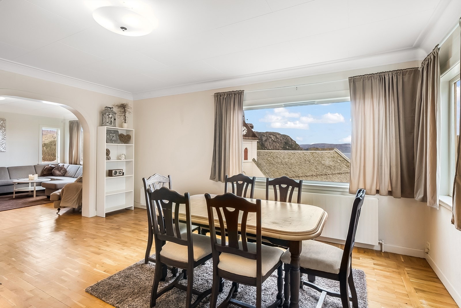 Spisestue med gode vindusflater, hvor utsikten kan nytes mot Lyngdalsfjorden og Spindsfjorden. Galleribilde