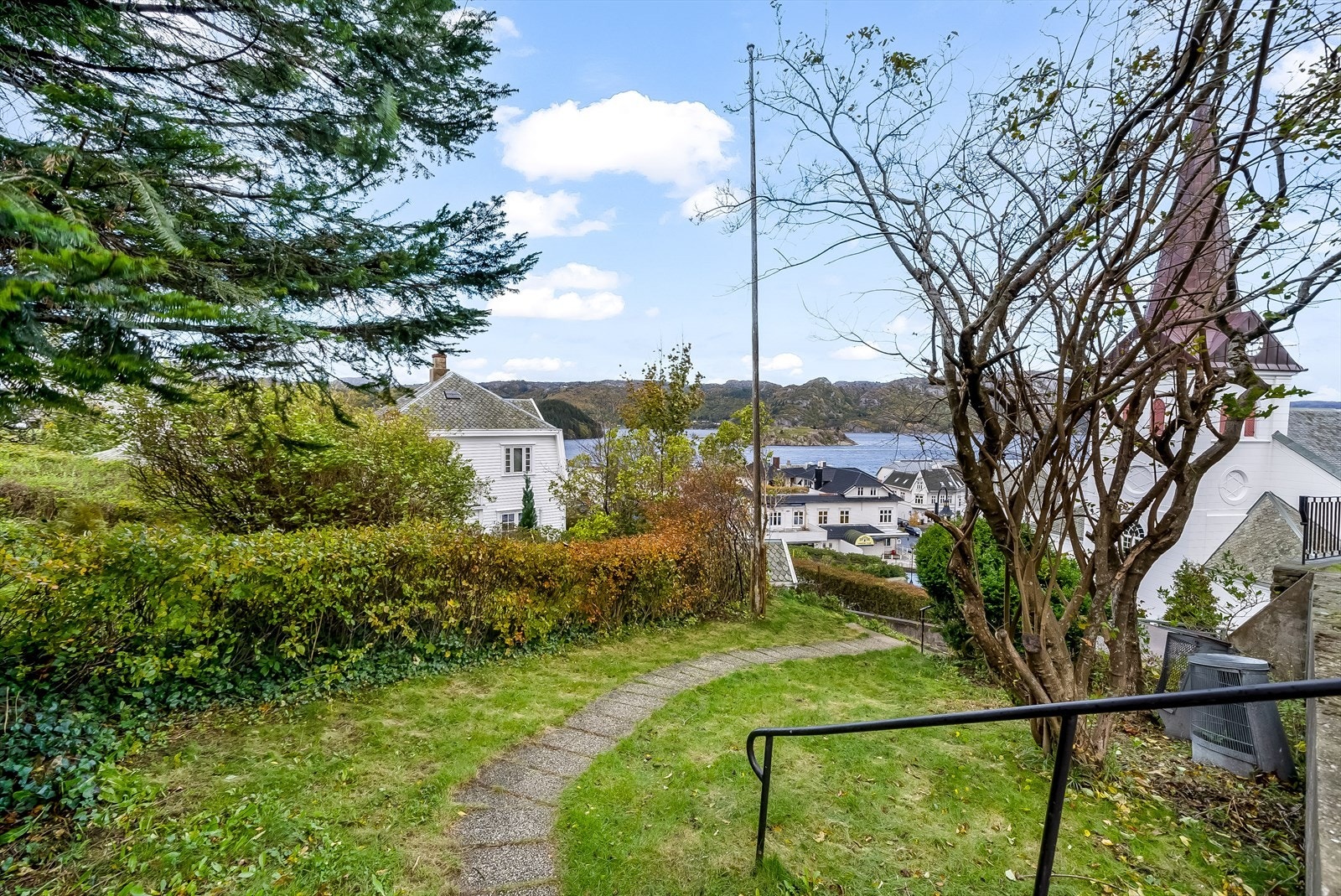 Sti fra trappen opp til boligen. Galleribilde