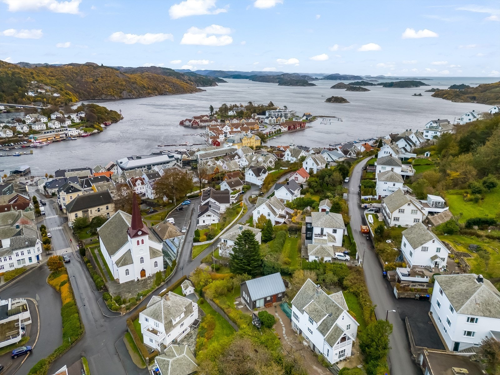Boligen ligger sentralt til med kort avstand til alle byens fasiliteter. Galleribilde